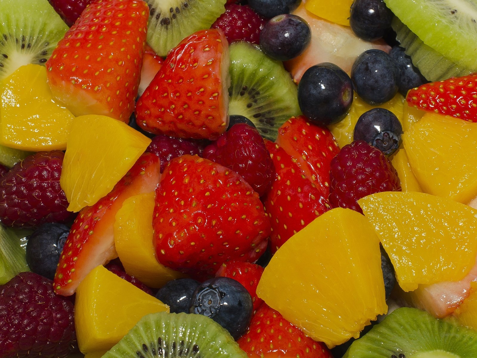 Обои малина, фрукты, клубника, ягоды, персики, киви, черника, фруктовый салат, raspberry, fruit, strawberry, berries, peaches, kiwi, blueberries, fruit salad разрешение 2048x1463 Загрузить