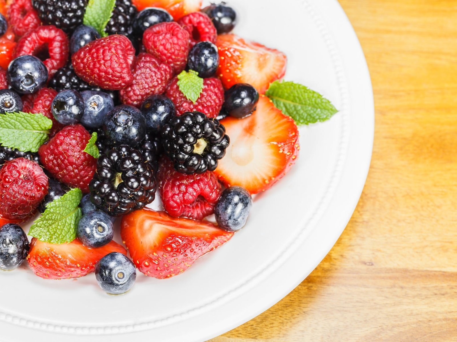 Обои малина, клубника, ягоды, черника, тарелка, ежевика, ассорти, raspberry, strawberry, berries, blueberries, plate, blackberry, cuts разрешение 2048x1365 Загрузить