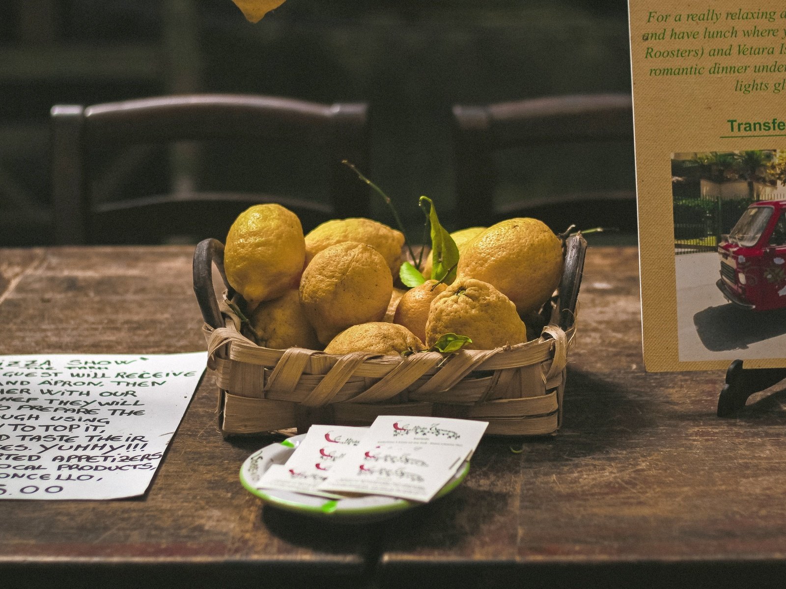 Обои фрукты, стол, натюрморт, лимоны, цитрусы, записи, fruit, table, still life, lemons, citrus, records разрешение 2880x1920 Загрузить