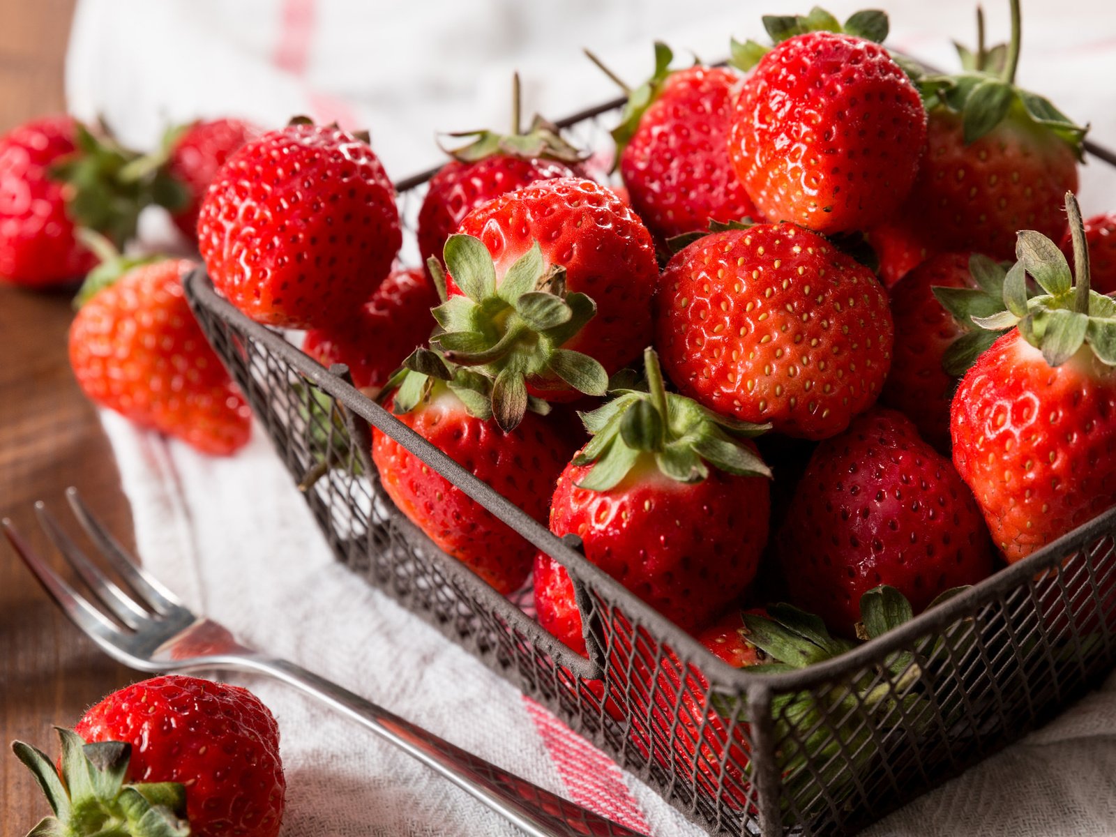 Обои красная, клубника, ягоды, корзинка, red, strawberry, berries, basket разрешение 2048x1365 Загрузить