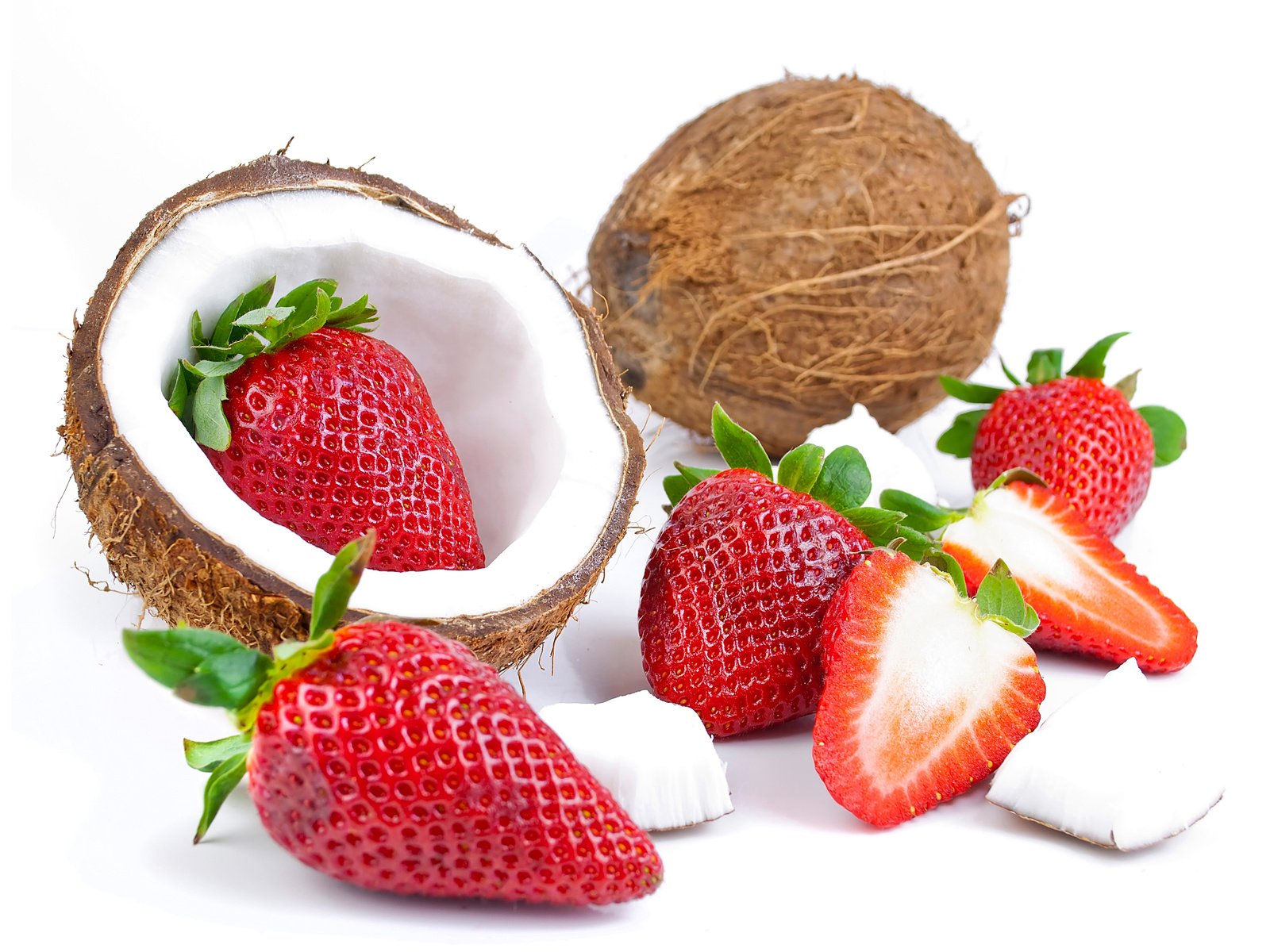 Обои клубника, ягоды, белый фон, плоды, кокосы, strawberry, berries, white background, fruit, coconuts разрешение 4200x3000 Загрузить