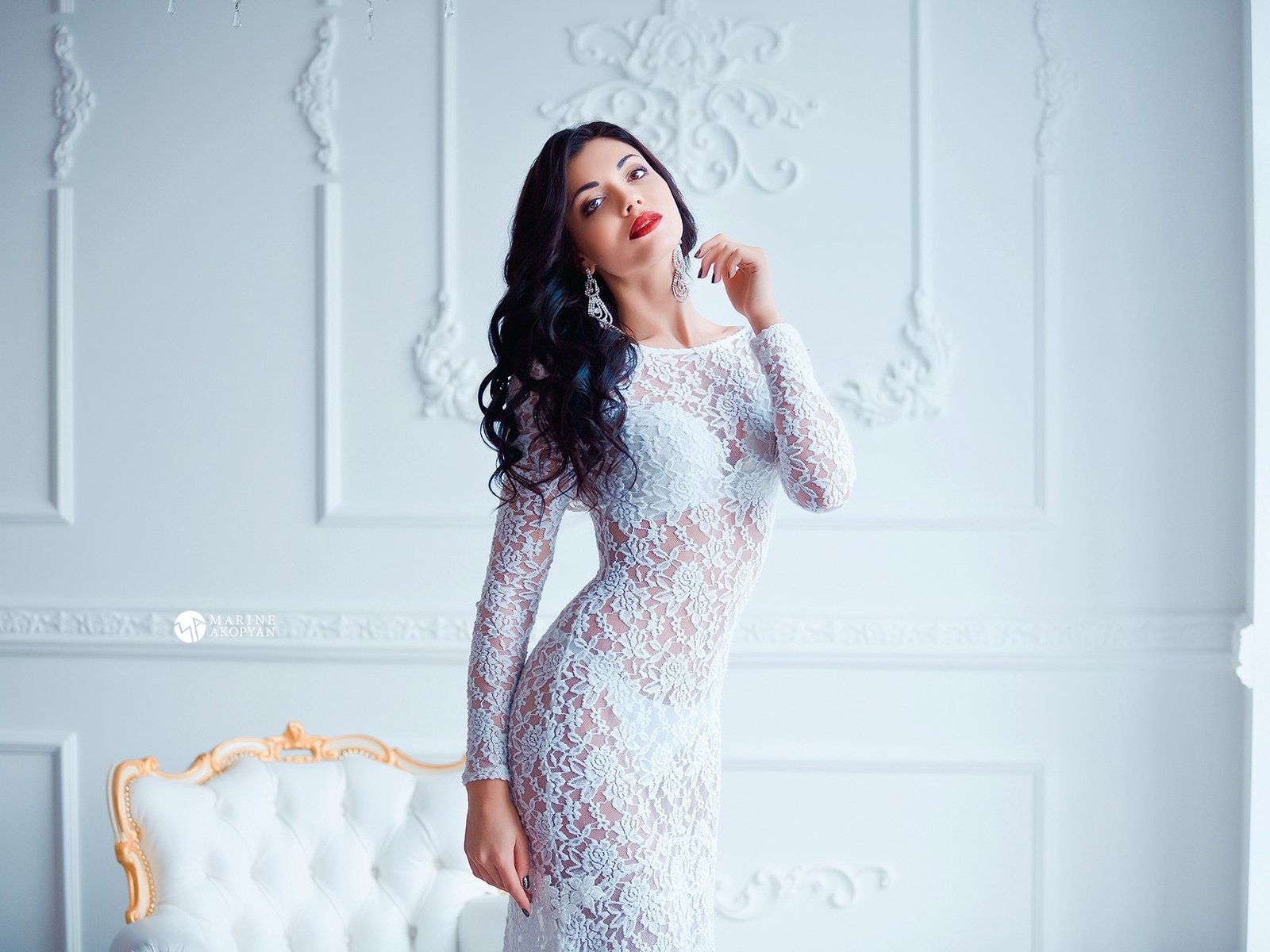 Шикарная модель Vanessa в белом кружевном платье