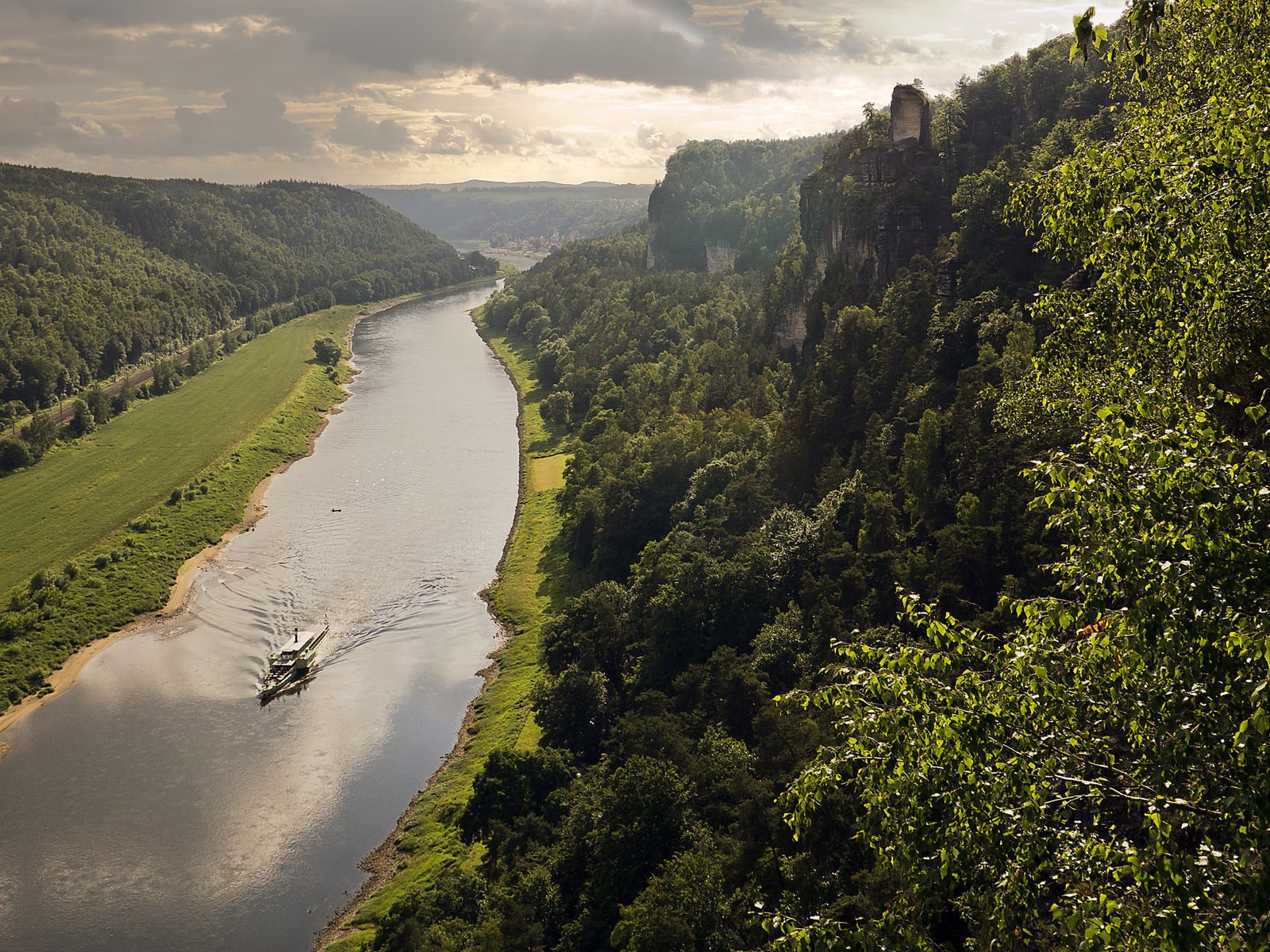 Обои река, холмы, корабль, германия, саксония, долина эльбы, river, hills, ship, germany, saxony, elbe valley разрешение 2048x1365 Загрузить