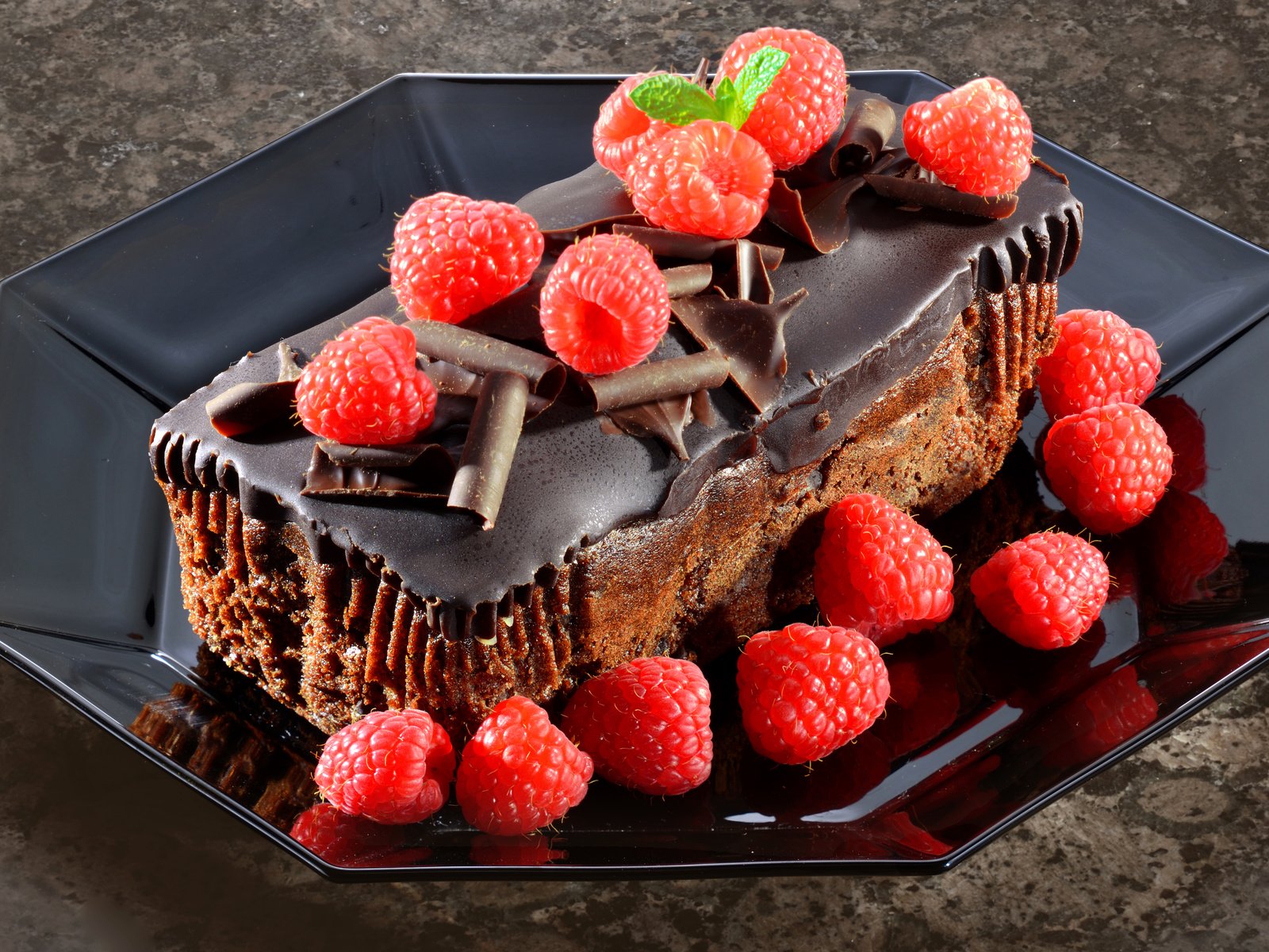 Обои малина, сладости, ягоды, шоколад, сладкое, десерт, пирожное, raspberry, sweets, berries, chocolate, sweet, dessert, cake разрешение 5392x3408 Загрузить