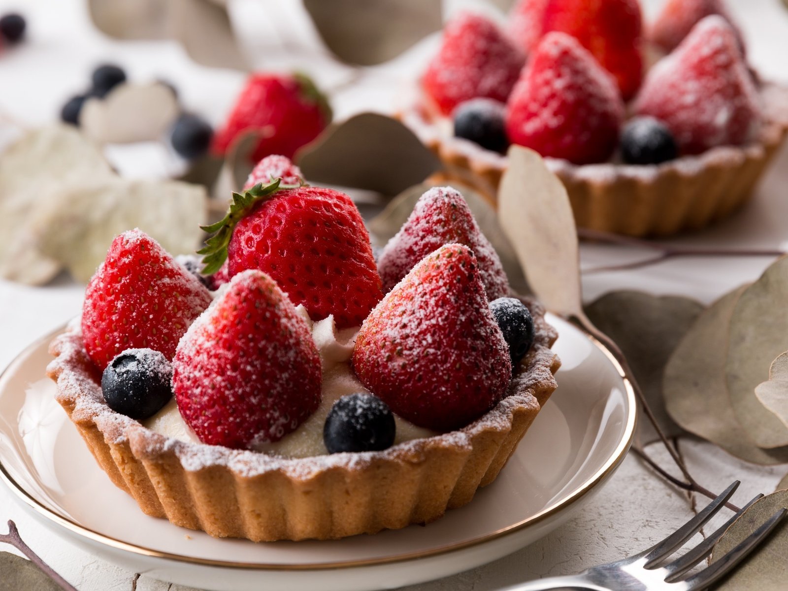 Обои клубника, ягоды, черника, сладкое, десерт, пирожное, strawberry, berries, blueberries, sweet, dessert, cake разрешение 2048x1365 Загрузить