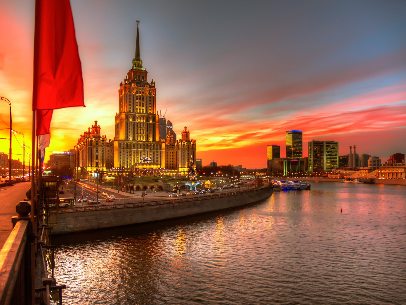 Обои огни, закат, москва, россия, здания, флаги, lights, sunset, moscow, russia, building, flags разрешение 2048x1383 Загрузить