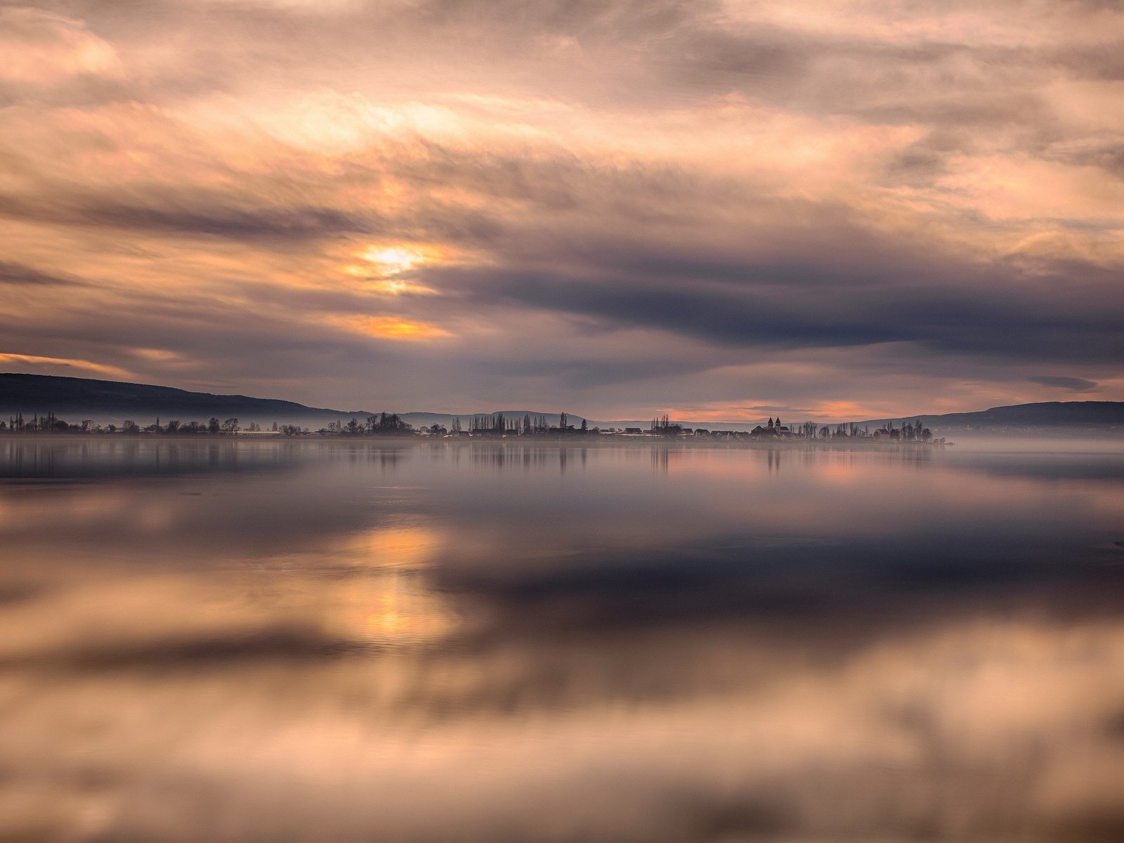 Обои небо, озеро, горы, тучи, горизонт, тишина, the sky, lake, mountains, clouds, horizon, silence разрешение 1920x1200 Загрузить