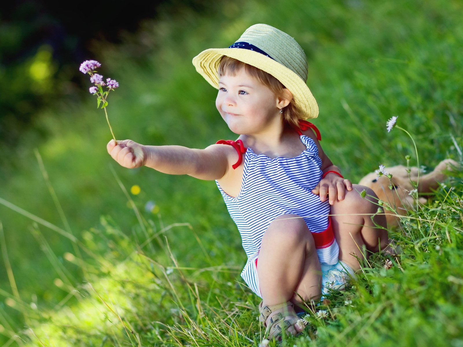 Обои трава, малышка, природа, цветок, лето, девочка, ребенок, шляпка, туника, grass, baby, nature, flower, summer, girl, child, hat, tunic разрешение 2938x1959 Загрузить