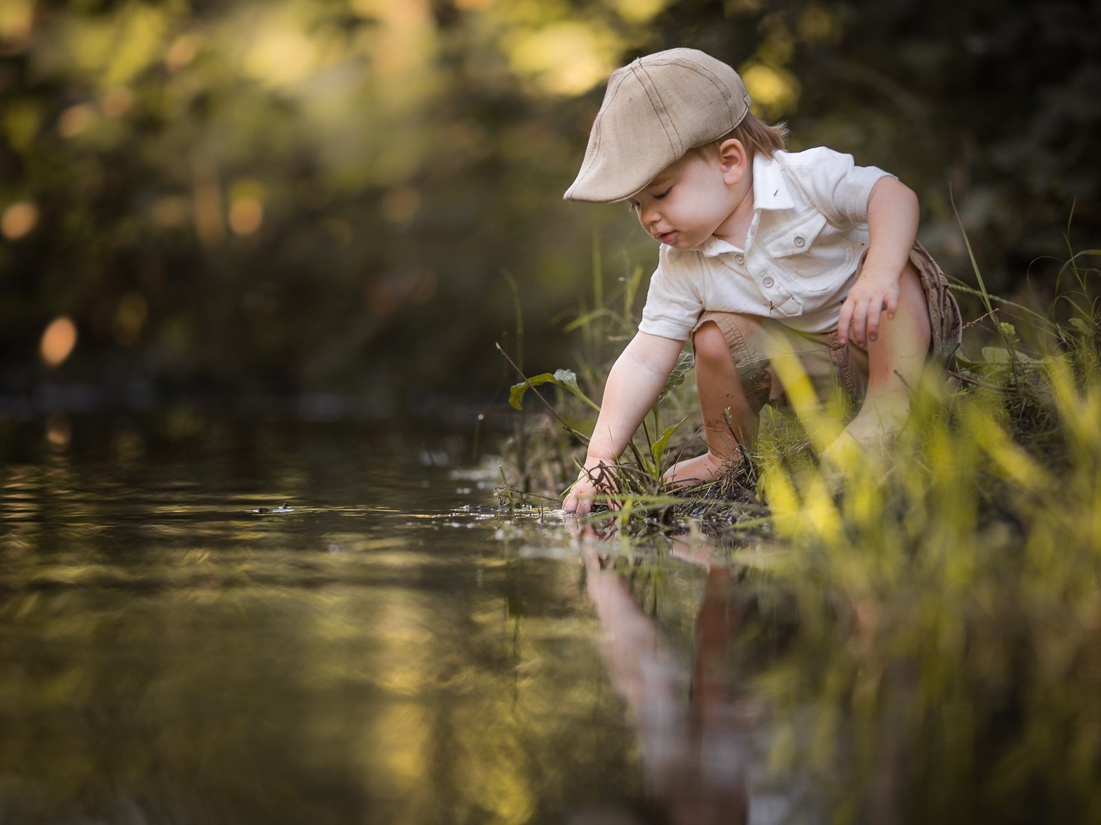 Обои трава, кепка, вода, adrian c. murray, природа, ручей, дети, ребенок, мальчик, малыш, grass, cap, water, nature, stream, children, child, boy, baby разрешение 2048x1365 Загрузить