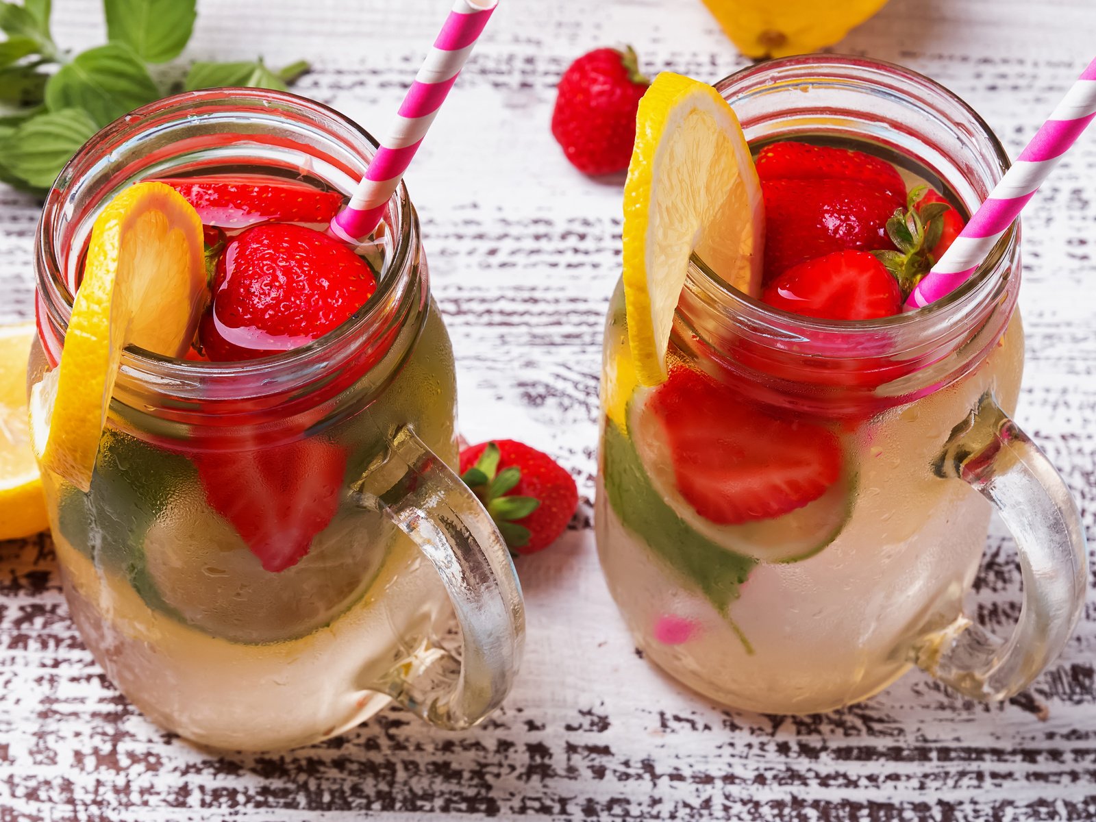 Обои мята, напиток, фрукты, клубника, лимон, ягоды, лайм, стаканы, mint, drink, fruit, strawberry, lemon, berries, lime, glasses разрешение 3840x2400 Загрузить