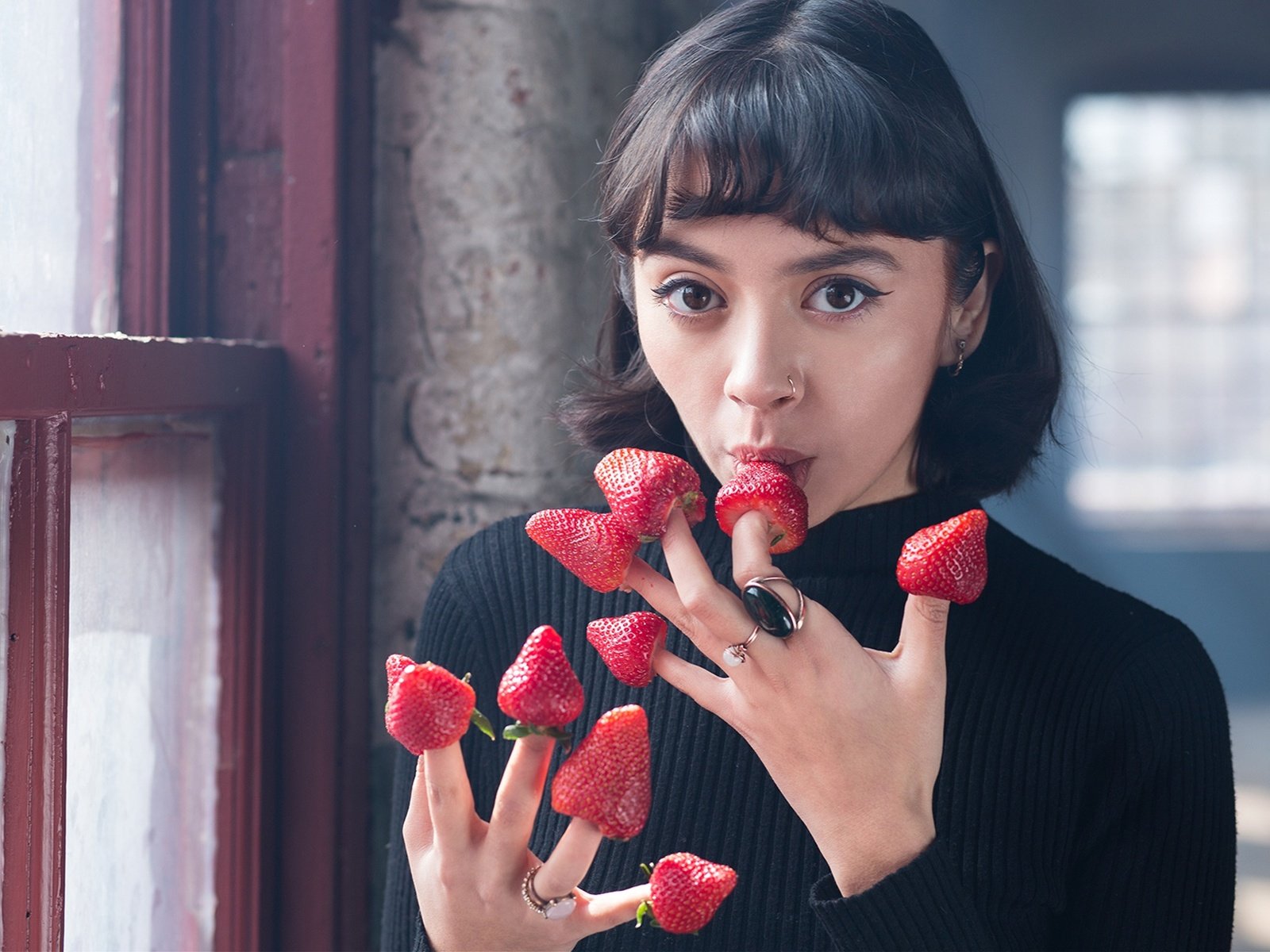 Обои девушка, клубника, взгляд, ягоды, руки, пальцы, кольца, girl, strawberry, look, berries, hands, fingers, ring разрешение 1920x1280 Загрузить