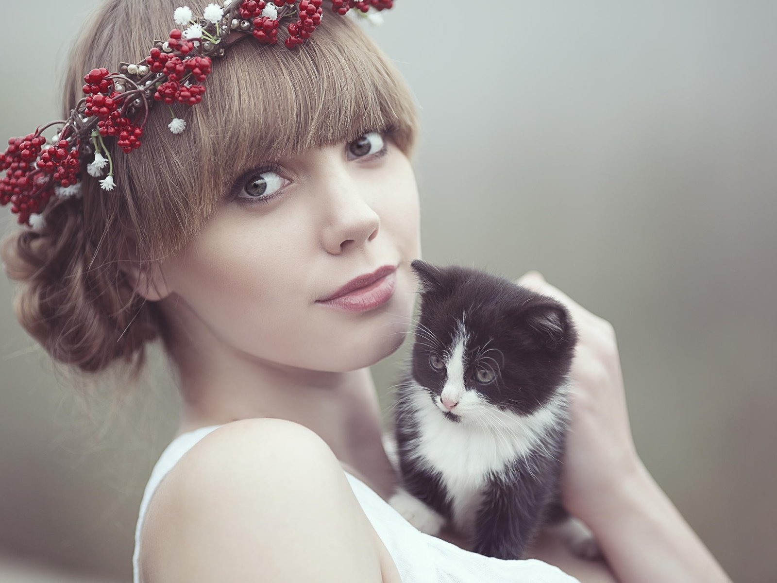 Обои глаза, девушка, взгляд, котенок, лицо, венок, шатенка, photograph, cezary, eyes, girl, look, kitty, face, wreath, brown hair разрешение 2048x1365 Загрузить