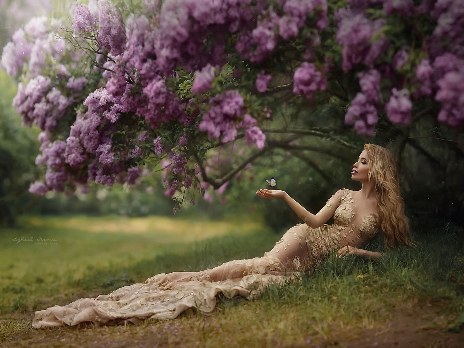 Фото голенькой девушки в цветущем саду