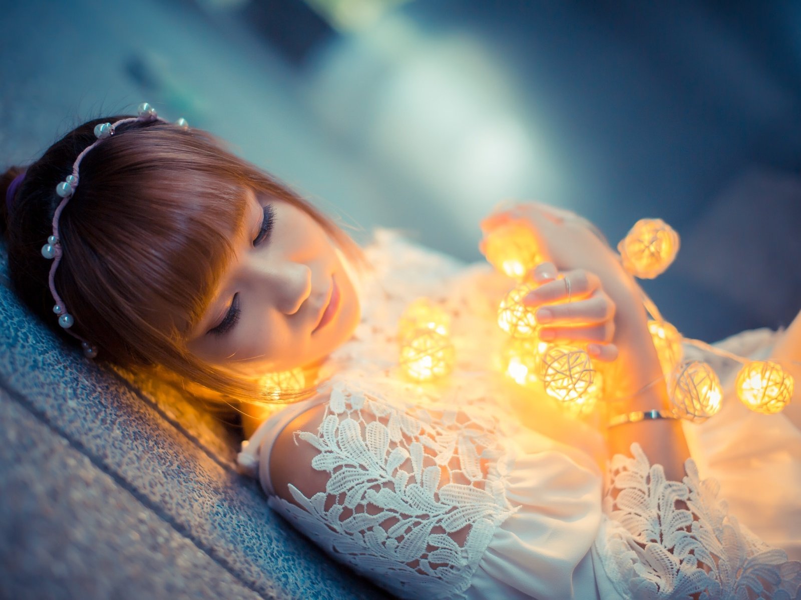 Обои девушка, платье, азиатка, гирлянда, фонарики, боке, girl, dress, asian, garland, lanterns, bokeh разрешение 2048x1365 Загрузить