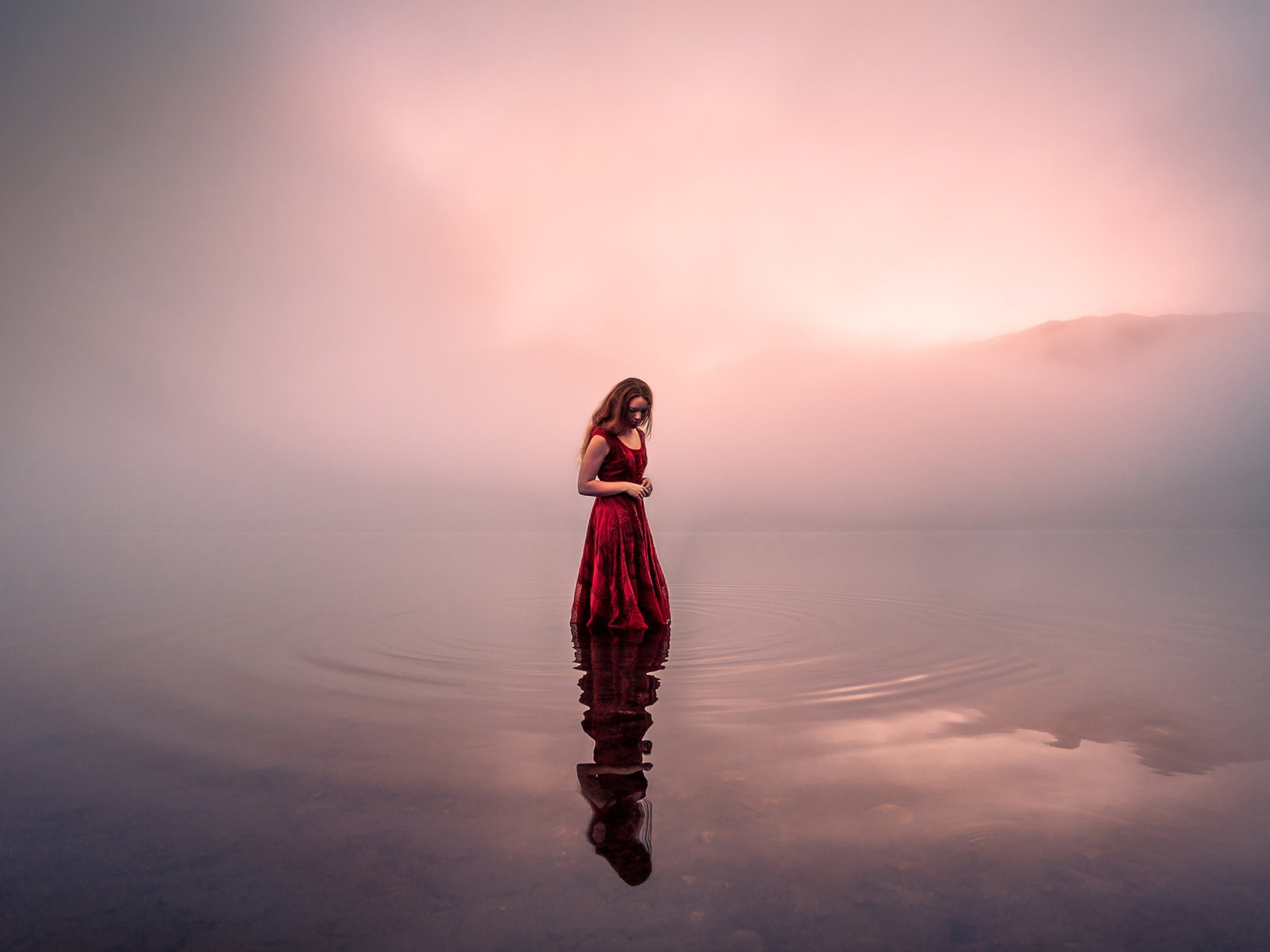 Обои свет, lizzy gadd, вода, озеро, волны, девушка, утро, туман, красное платье, light, water, lake, wave, girl, morning, fog, red dress разрешение 2048x1368 Загрузить