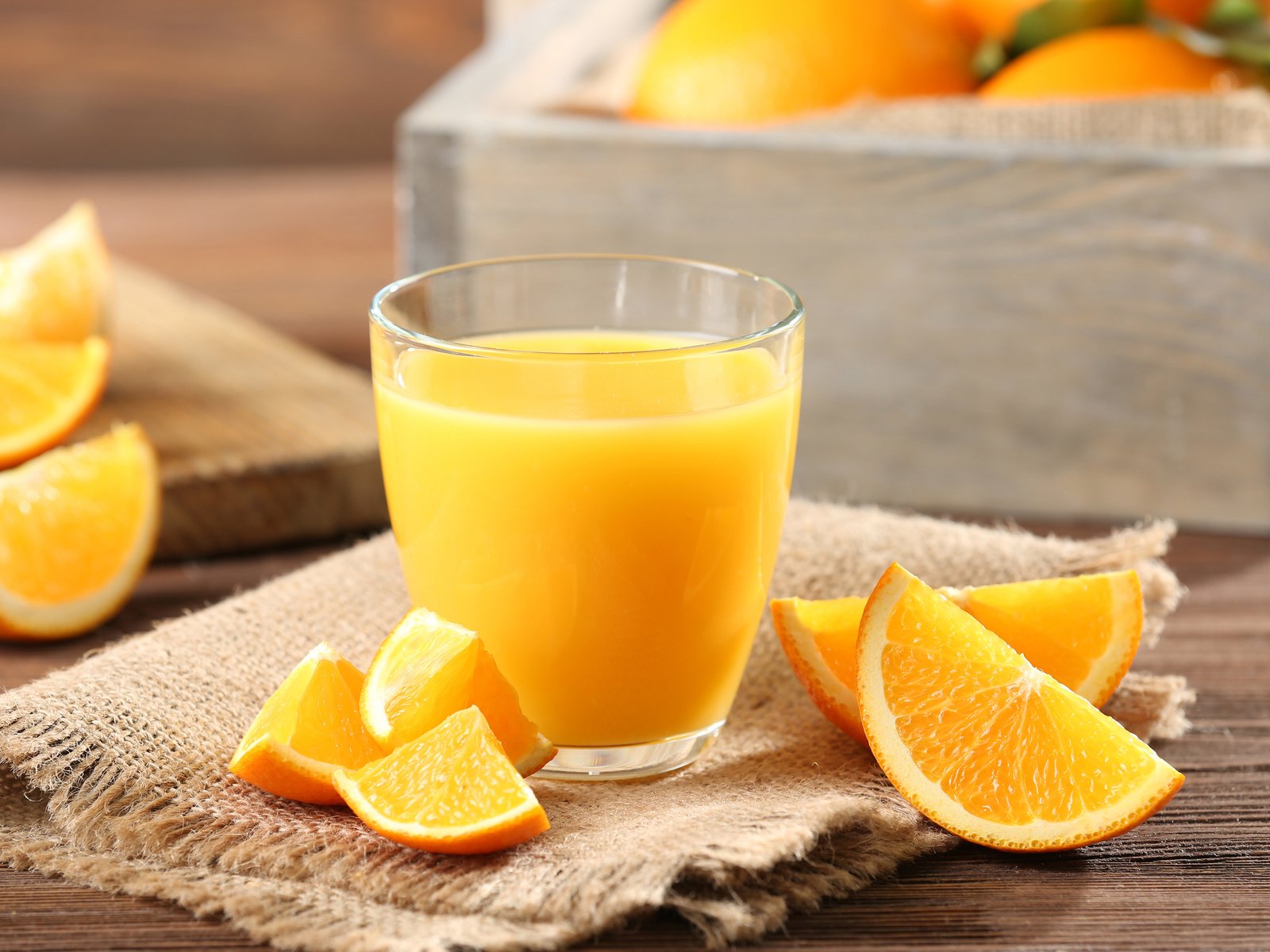 Обои апельсины, цитрусы, апельсиновый сок, сок, мешковина, oranges, citrus, orange juice, juice, burlap разрешение 3840x2400 Загрузить