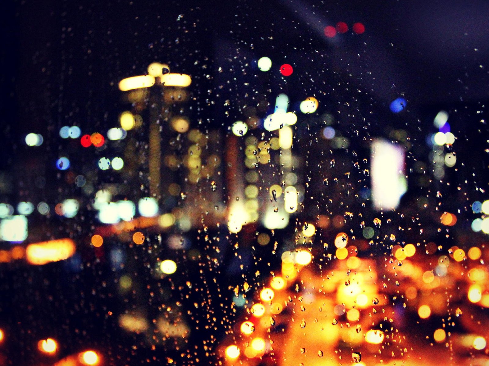 Обои ночь, огни, капли, город, дождь, стекло, боке, night, lights, drops, the city, rain, glass, bokeh разрешение 1920x1200 Загрузить