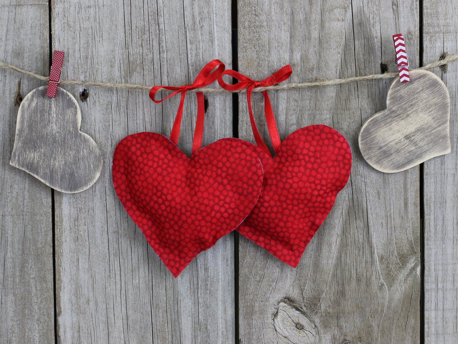 Обои сердца, веревка, сердечки, прищепки, деревянная поверхность, heart, rope, hearts, clothespins, wooden surface разрешение 2880x1800 Загрузить