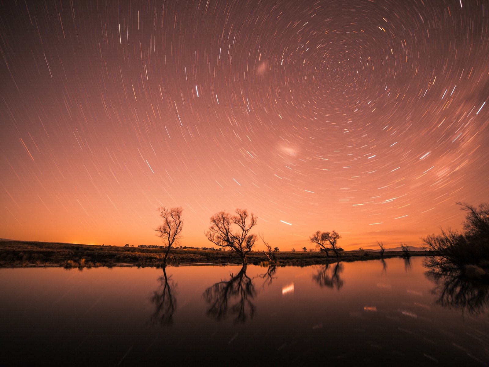 Обои небо, ночь, деревья, вода, река, природа, отражение, звезды, the sky, night, trees, water, river, nature, reflection, stars разрешение 5472x3648 Загрузить