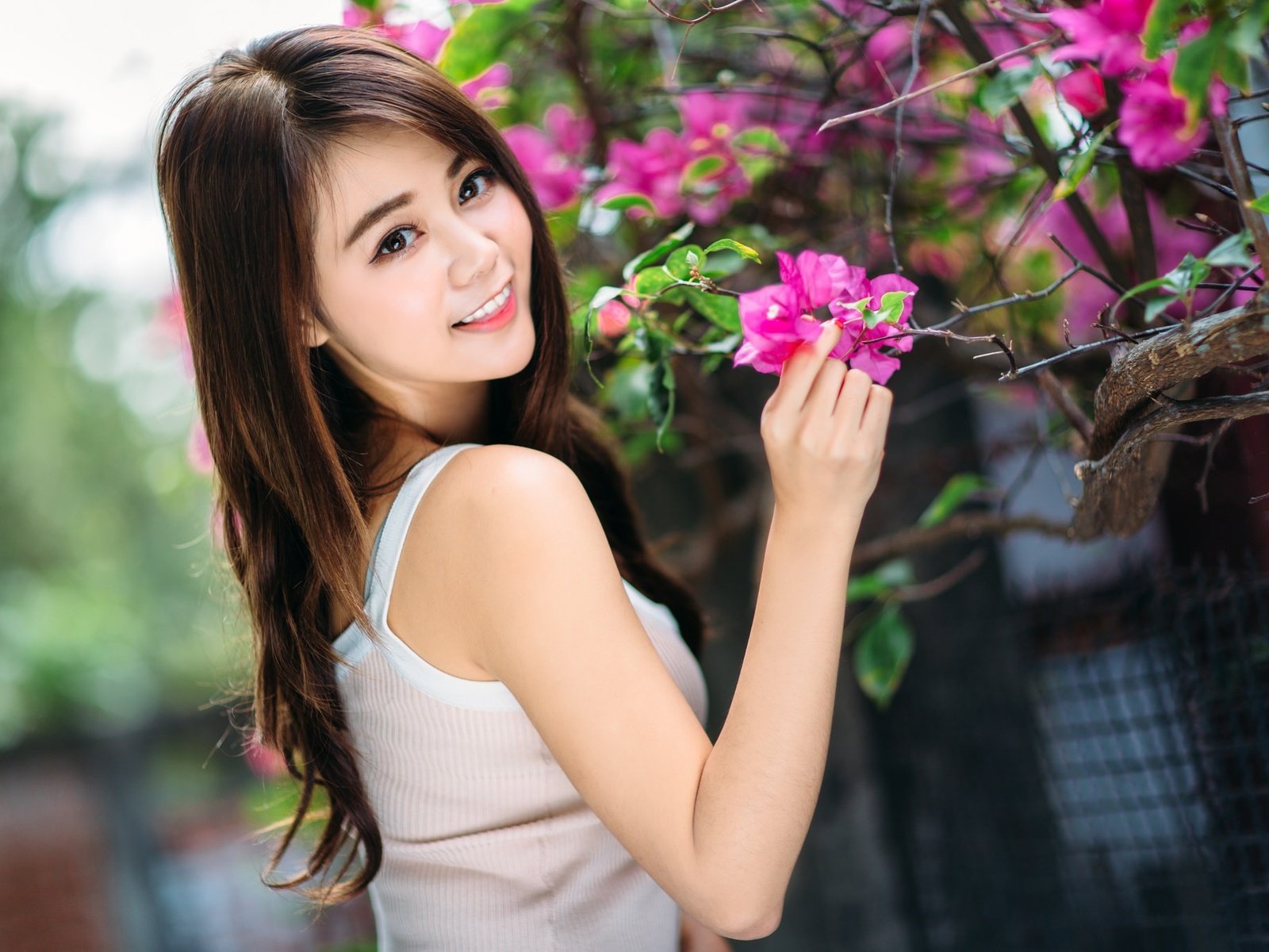 Обои цветы, девушка, улыбка, взгляд, волосы, азиатка, боке, flowers, girl, smile, look, hair, asian, bokeh разрешение 2048x1365 Загрузить