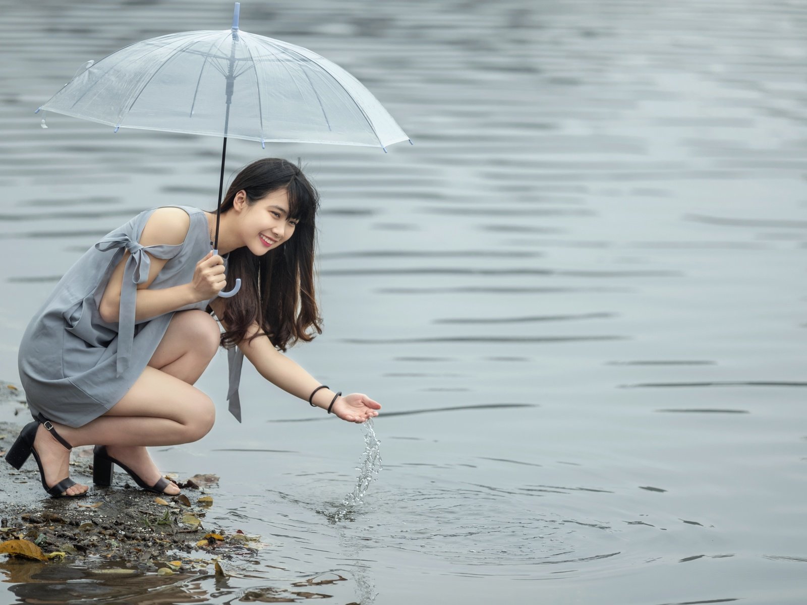 Обои вода, девушка, улыбка, взгляд, волосы, зонт, лицо, азиатка, water, girl, smile, look, hair, umbrella, face, asian разрешение 5583x3363 Загрузить