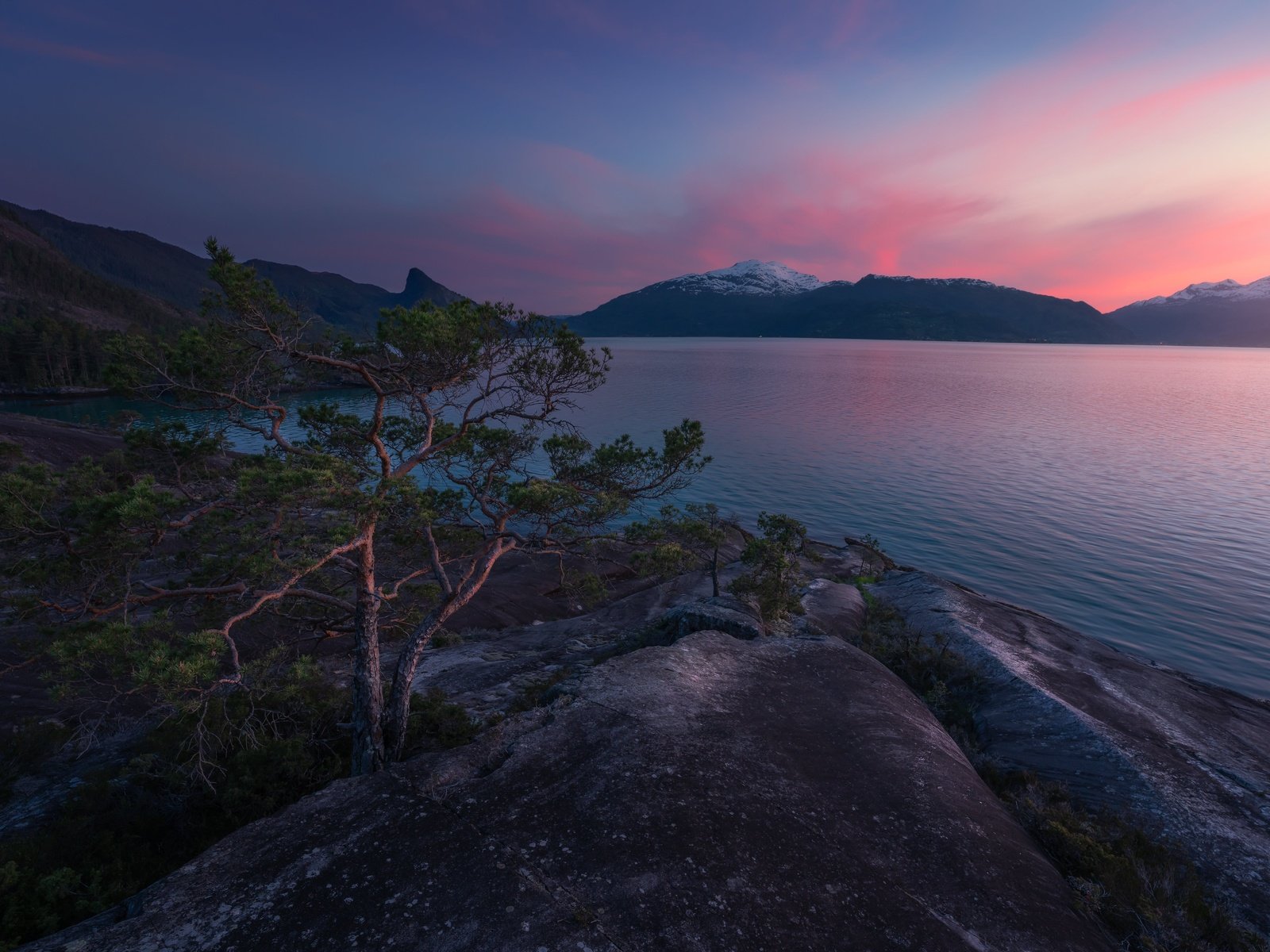 Обои горы, закат, сосны, норвегия, фьорд, mountains, sunset, pine, norway, the fjord разрешение 6144x4098 Загрузить