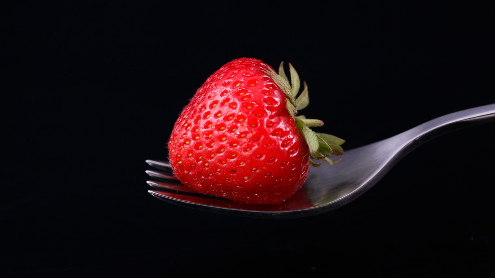 Обои клубника, вилка, листик, strawberry, plug, leaf разрешение 1920x1280 Загрузить