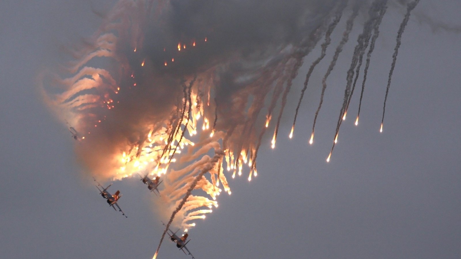 Обои самолет, полет, авиашоу, макс, русские витязи, the plane, flight, airshow, max, russian knights разрешение 2000x1485 Загрузить