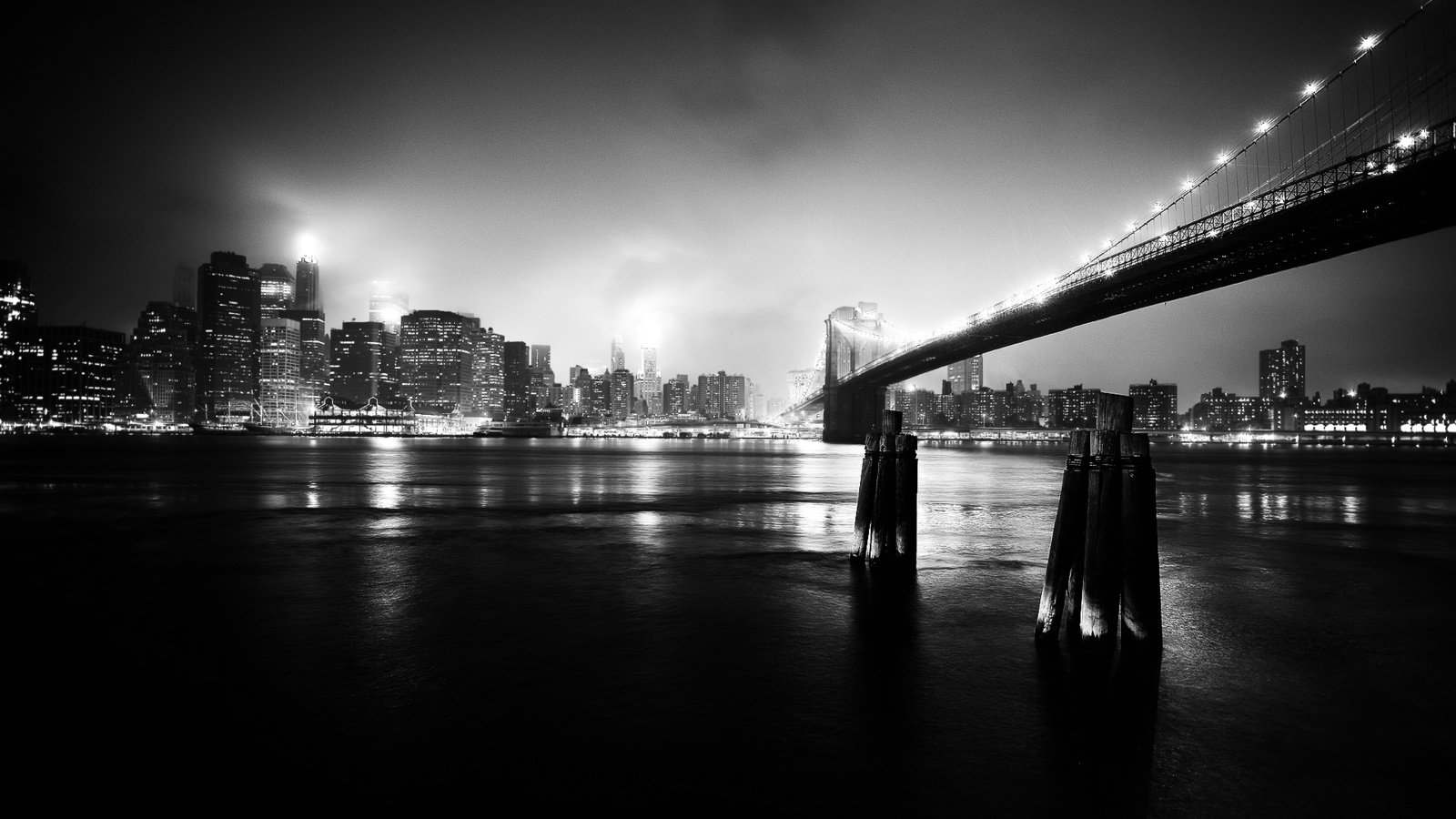 Ночной город мост черно белый