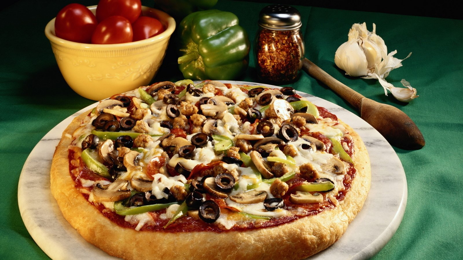 Обои еда, грибы, вкусно, пицца, пища, сытно, маслины, чеснок, food, mushrooms, delicious, pizza, satisfying, olives, garlic разрешение 1920x1200 Загрузить