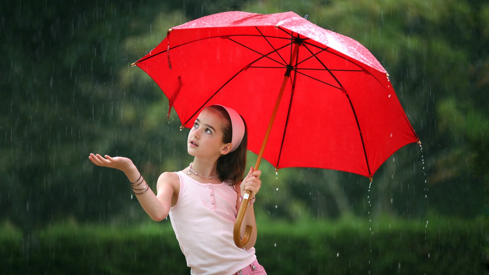 Обои девочка, дождь, красный зонт, girl, rain, red umbrella разрешение 1920x1080 Загрузить