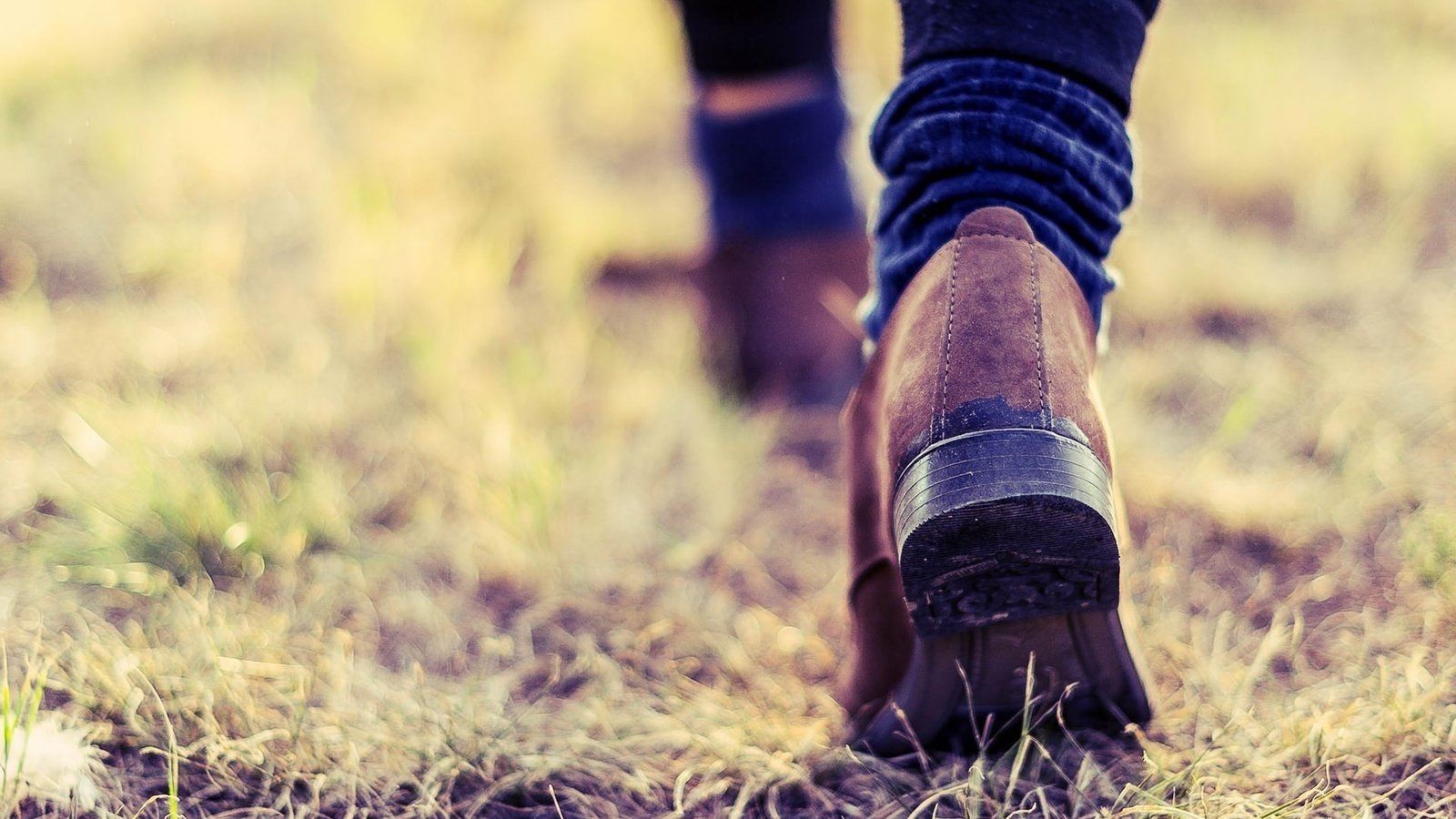 Обои трава, ноги, обувь, шаги, подошва, grass, feet, shoes, steps, sole разрешение 1920x1200 Загрузить
