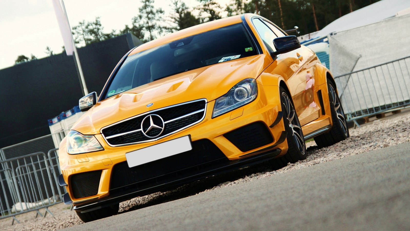 Обои желтый, тюнинг, c63, black series, амг, мерс, бенц, yellow, tuning, amg, mercedes, benz разрешение 1920x1200 Загрузить