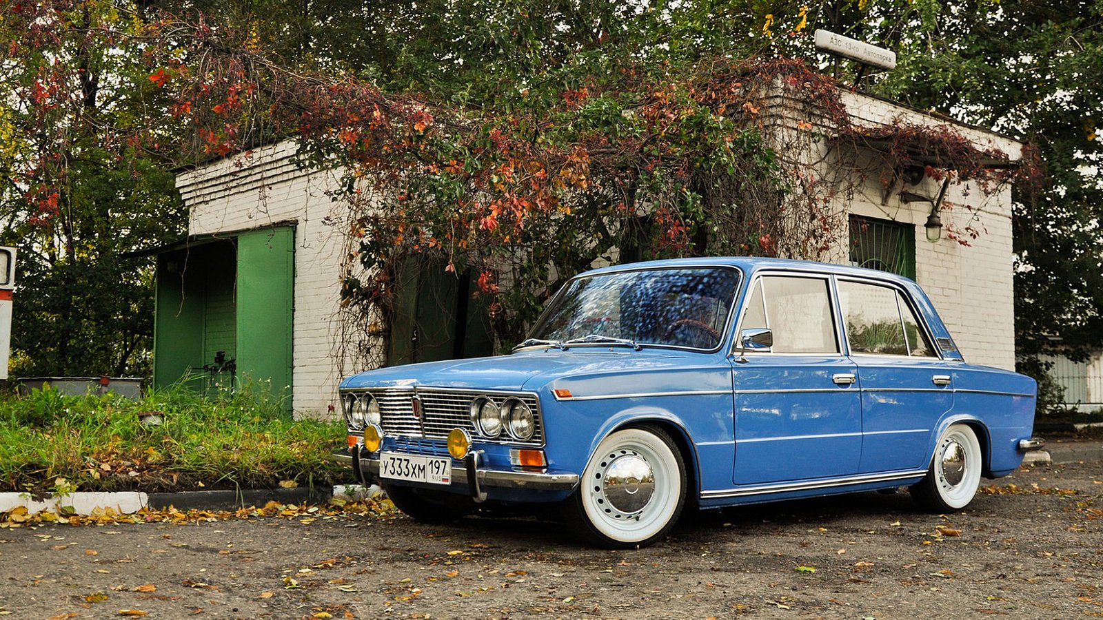 Обои листья, машина, осень, авто, заправка, ваз 2103, leaves, machine, autumn, auto, dressing, vaz 2103 разрешение 1920x1200 Загрузить