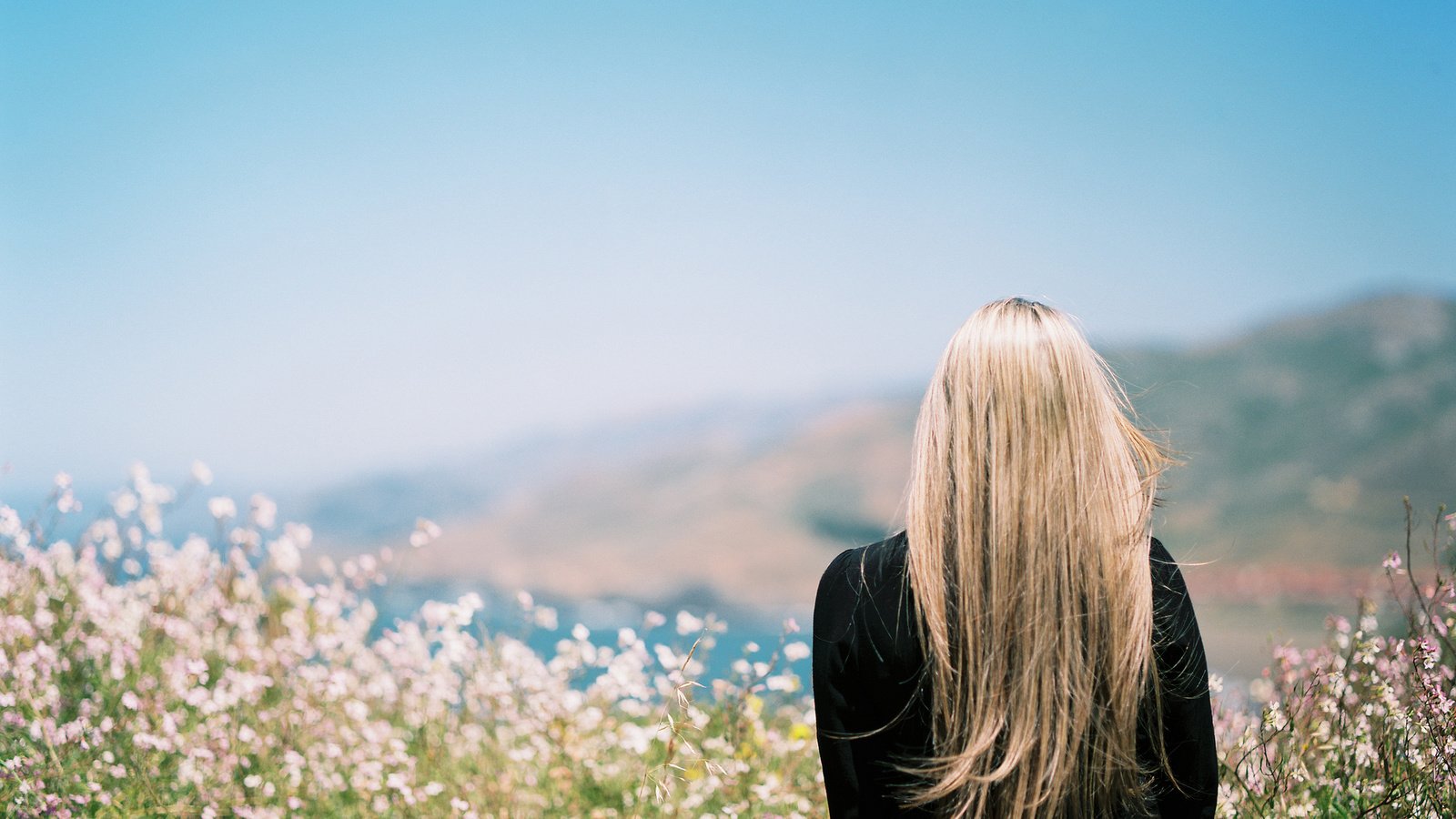 Обои небо, цветы, девушка, блондинка, волосы, the sky, flowers, girl, blonde, hair разрешение 2048x1643 Загрузить