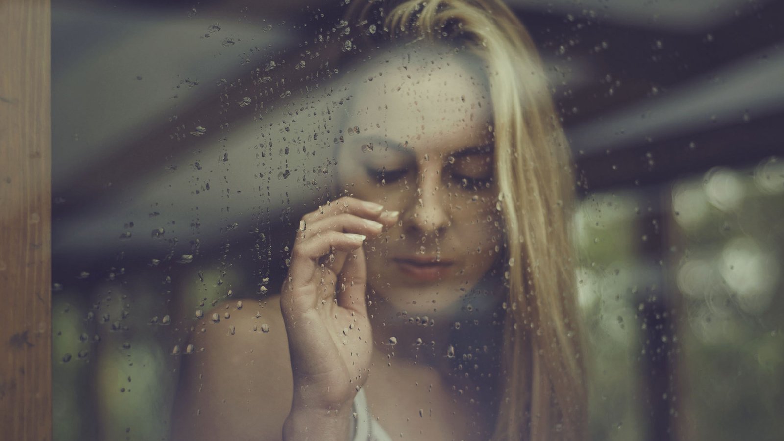 Обои девушка, блондинка, капли, окно, стекло, girl, blonde, drops, window, glass разрешение 2048x1356 Загрузить