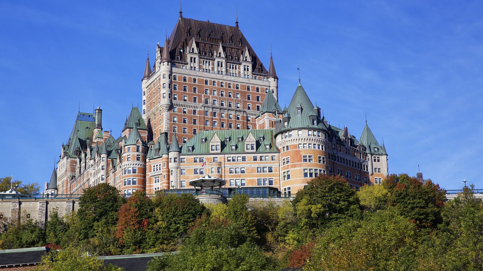 Обои деревья, осень, канада, квебек, замок фронтенак, trees, autumn, canada, qc, the château frontenac разрешение 2048x1365 Загрузить