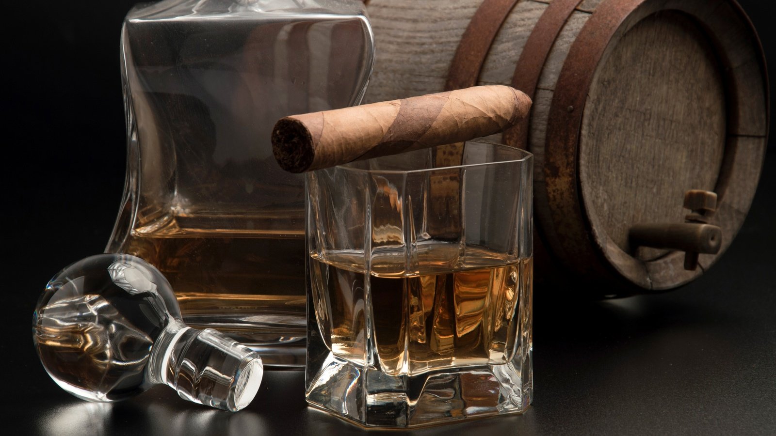 Обои напитки, стакан, бочка, сигара, виски, drinks, glass, barrel, cigar, whiskey разрешение 2880x1920 Загрузить