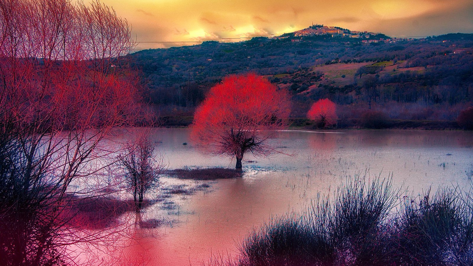 Обои облака, деревья, озеро, горы, осень, зарево, clouds, trees, lake, mountains, autumn, glow разрешение 2048x1250 Загрузить