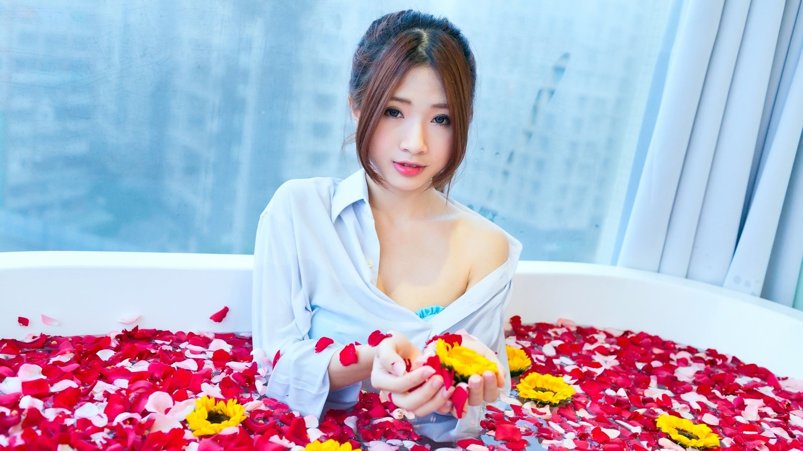 Обои цветы, девушка, настроение, азиатка, азиат, ориентал, flowers, girl, mood, asian, oriental разрешение 2880x1920 Загрузить