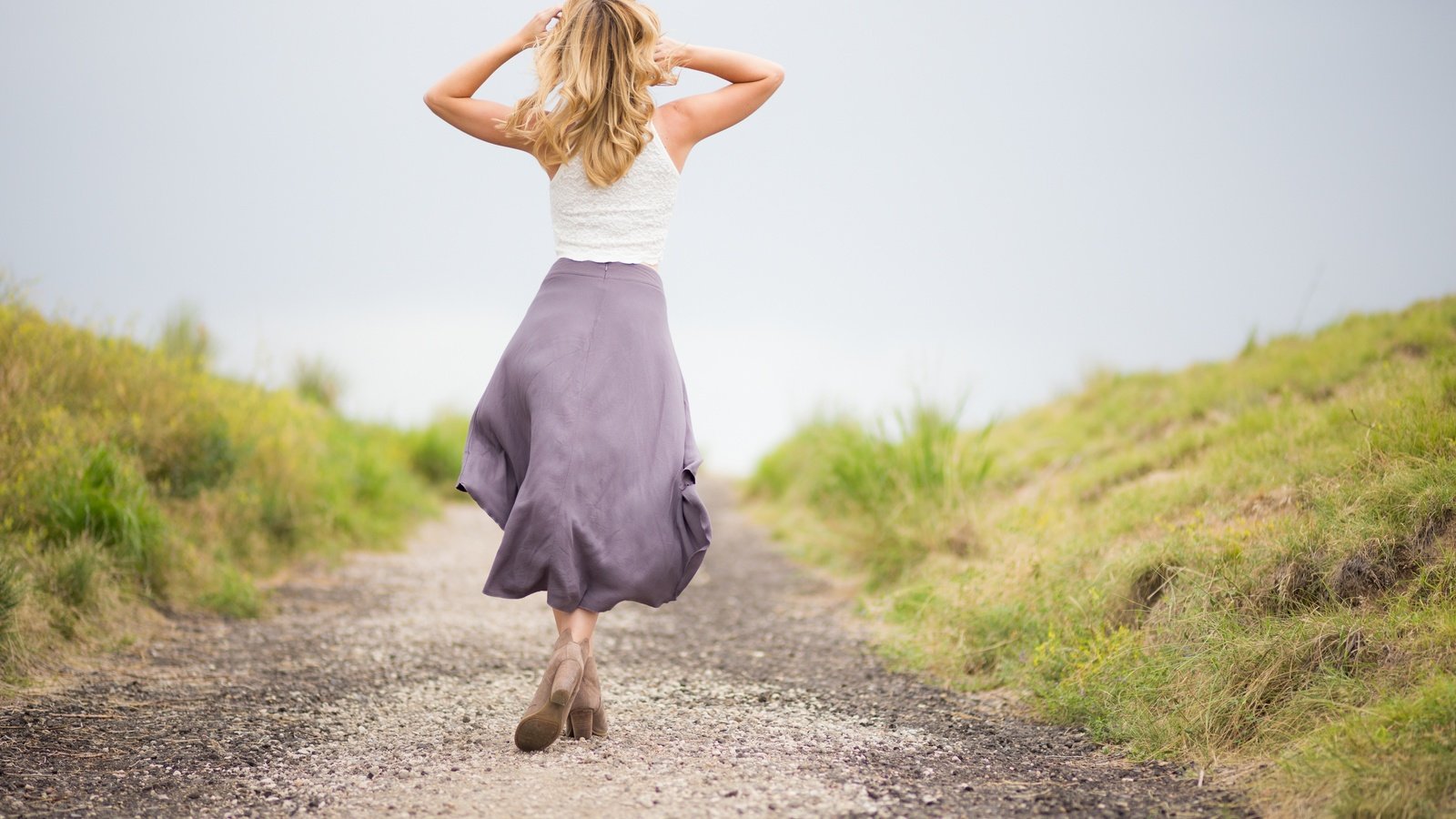 Обои дорога, девушка, настроение, фон, модель, спиной, длинные волосы, road, girl, mood, background, model, back, long hair разрешение 2880x1920 Загрузить