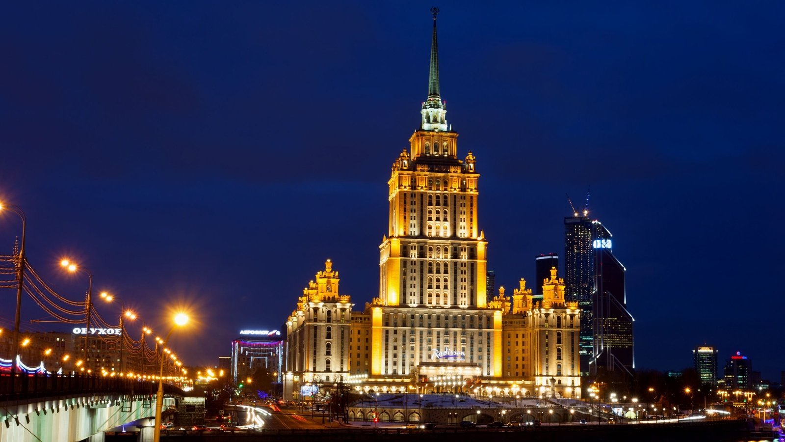 Обои город москва, ночь, radisson royal, фонари, москва, мост, улица, россия, отель, hotel, ноч, night, lights, moscow, bridge, street, russia, the hotel разрешение 3965x1765 Загрузить