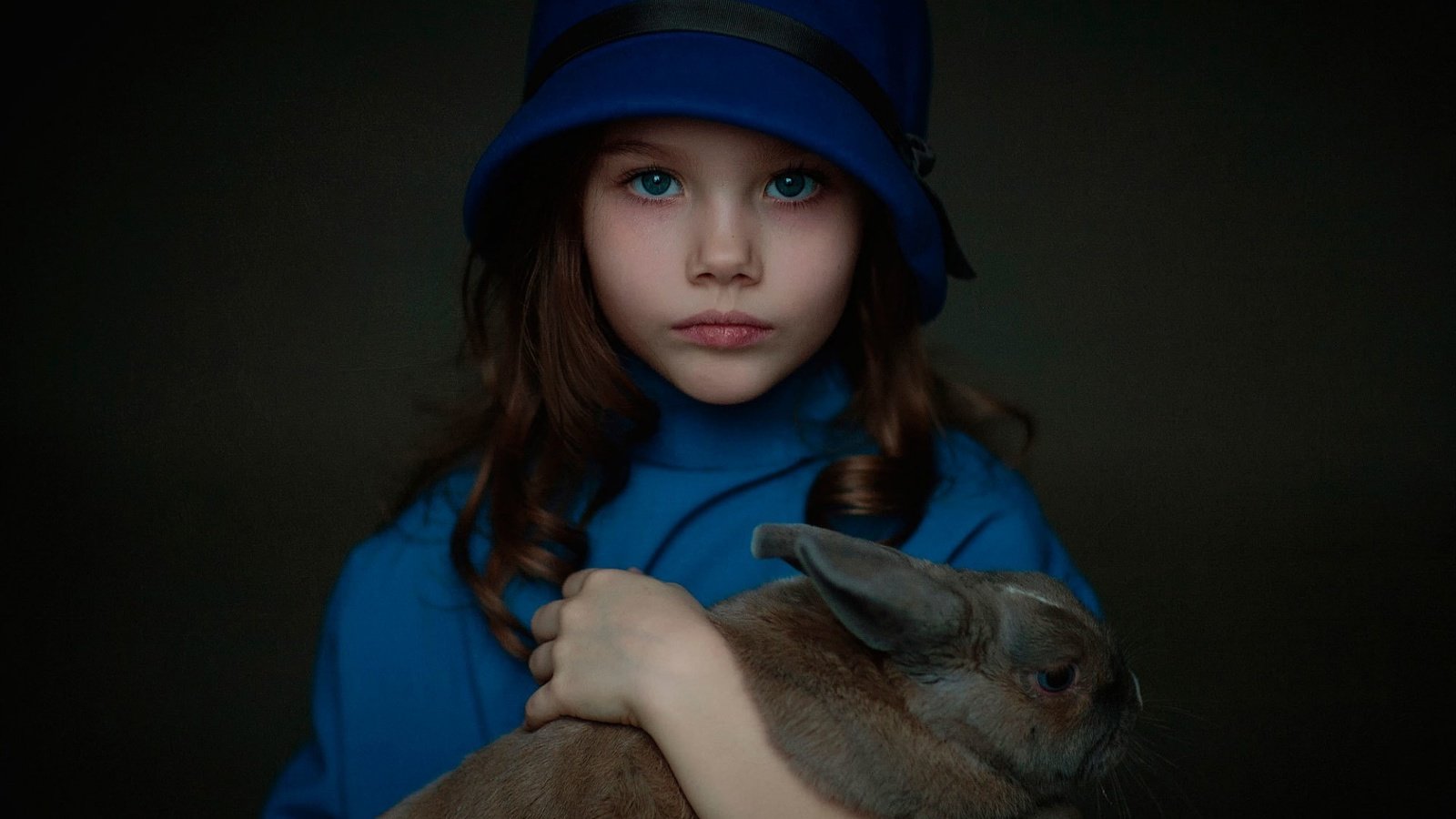 Обои дети, девочка, волосы, лицо, кролик, животное, шляпка, children, girl, hair, face, rabbit, animal, hat разрешение 1920x1200 Загрузить