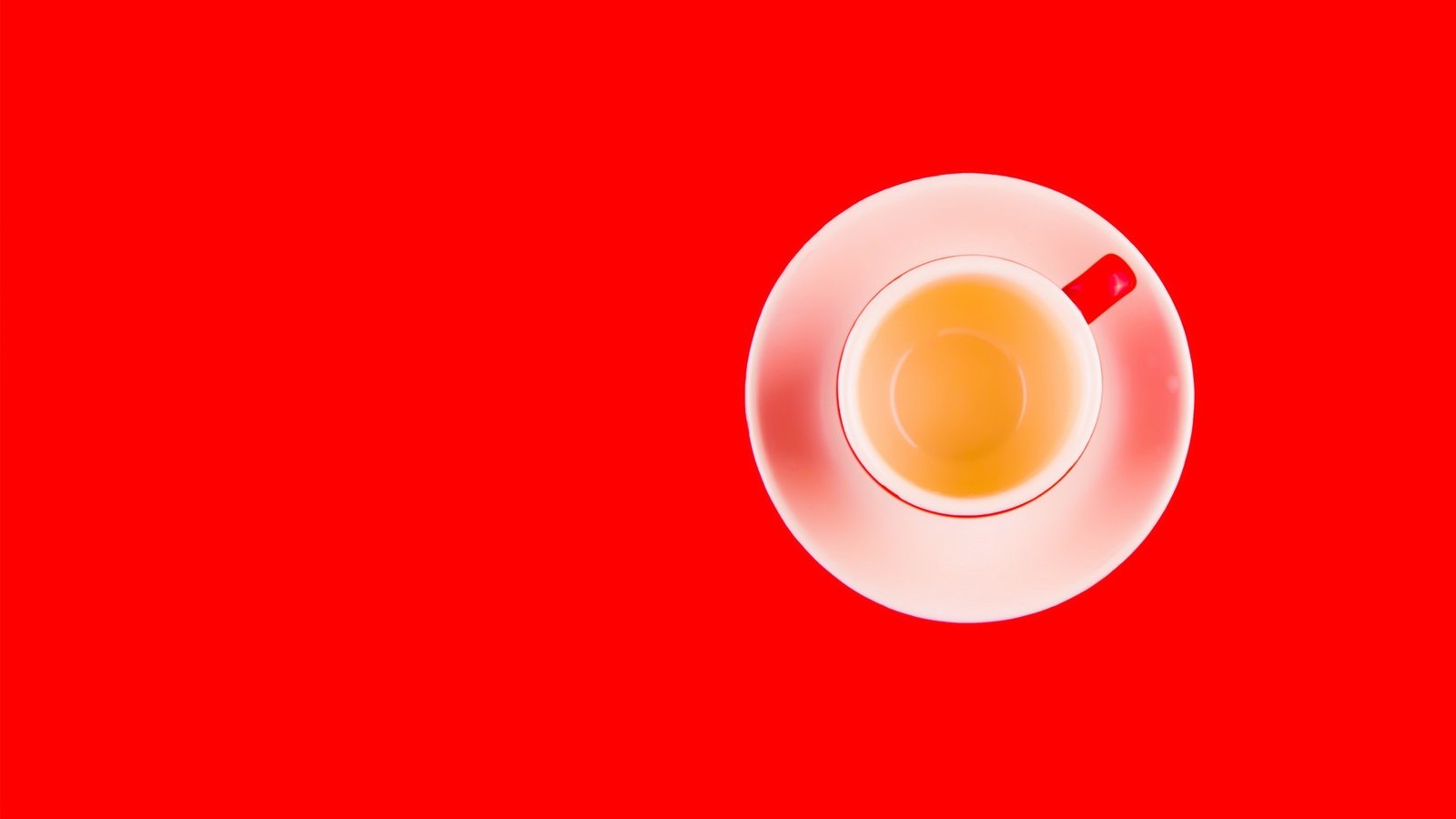 Обои напиток, блюдце, чашка, чай, красный фон, drink, saucer, cup, tea, red background разрешение 2560x1644 Загрузить