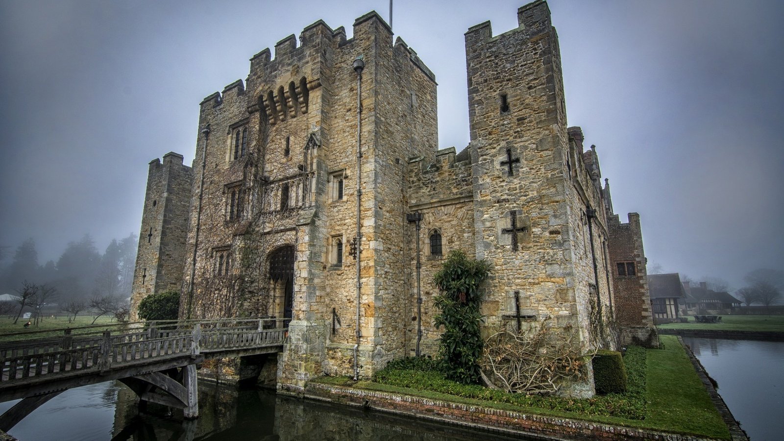 Обои замок, город, англия, кент, hever castle, фортпост, castle, the city, england, kent, fortpost разрешение 2048x1342 Загрузить