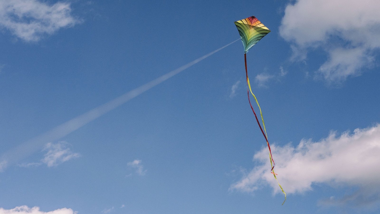 Обои небо, облака, воздушный змей, свобода, летучий змей, the sky, clouds, kite, freedom, flying snakes разрешение 2560x1920 Загрузить