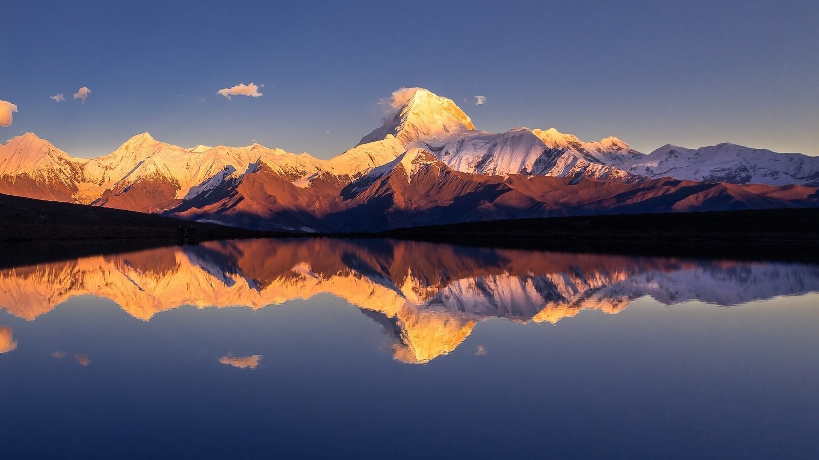 Обои небо, вода, озеро, горы, отражения, гималаи, the sky, water, lake, mountains, reflection, the himalayas разрешение 2000x1125 Загрузить