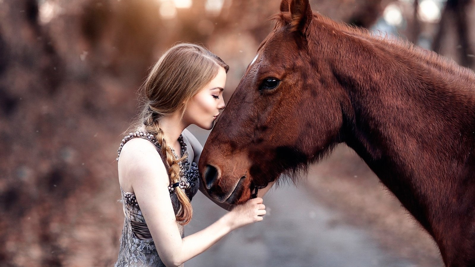 Обои лошадь, алессандро ди чикко, природа, платье, модель, профиль, конь, поцелуй, косы, закрытые глаза, closed eyes, horse, alessandro di cicco, nature, dress, model, profile, kiss, braids разрешение 2048x1365 Загрузить