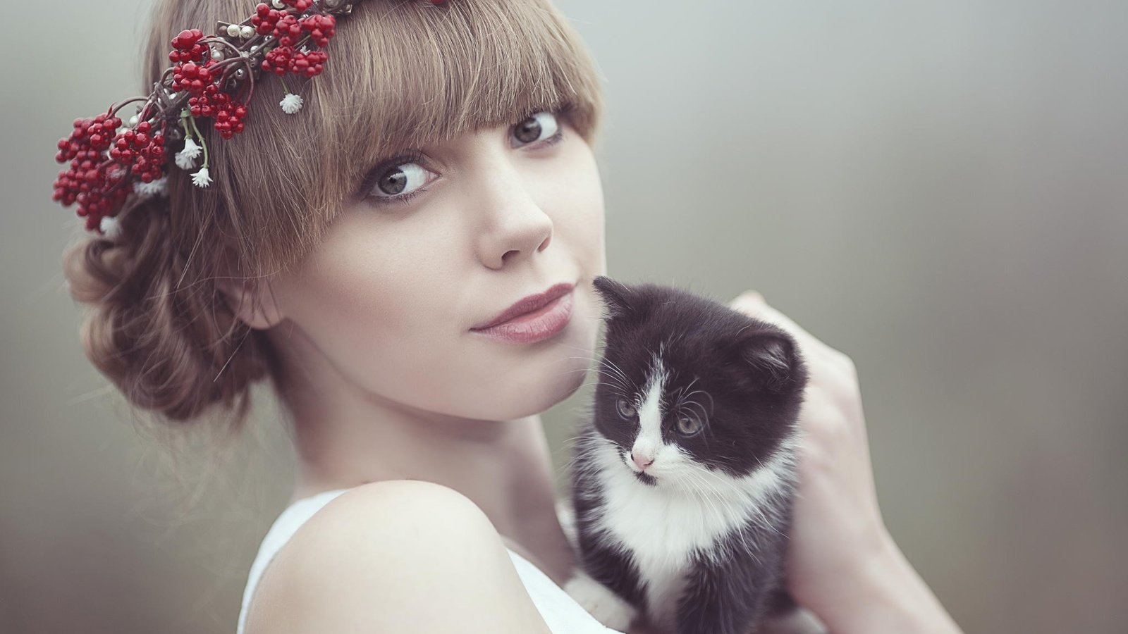 Обои глаза, девушка, взгляд, котенок, лицо, венок, шатенка, photograph, cezary, eyes, girl, look, kitty, face, wreath, brown hair разрешение 2048x1365 Загрузить