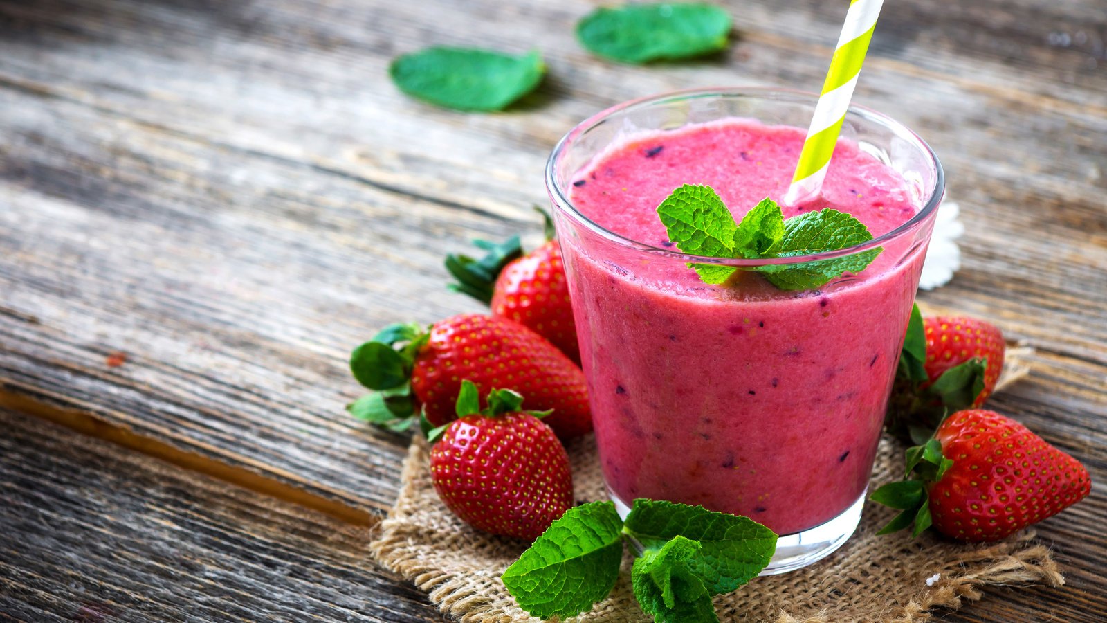 Обои мята, напиток, клубника, ягоды, коктейль, трубочка, смузи, mint, drink, strawberry, berries, cocktail, tube, smoothies разрешение 3840x2400 Загрузить